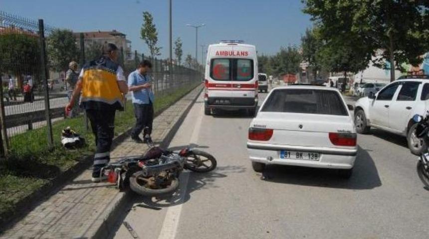 Motosiklet Otomobile &Ccedil;arptı: 2 Yaralı