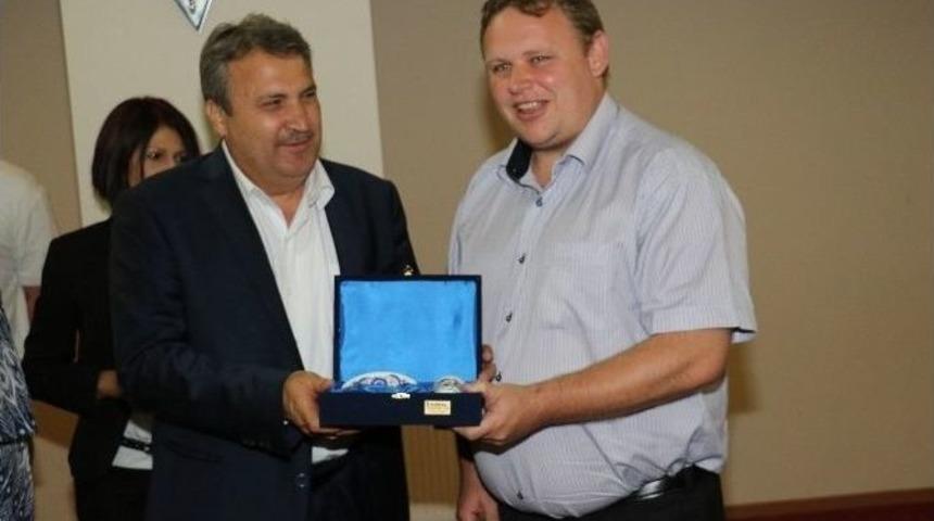 Macarlar Bağdaş Kurup Yer Sofrasında Yemek Yedi