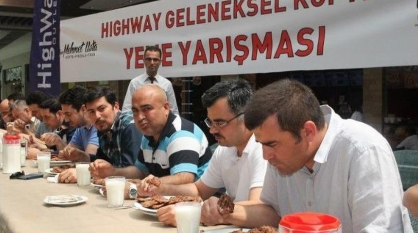 Bolu&rsquo;da K&ouml;fte Yeme Yarışmasında Babalar Kıyasıya Yarıştı