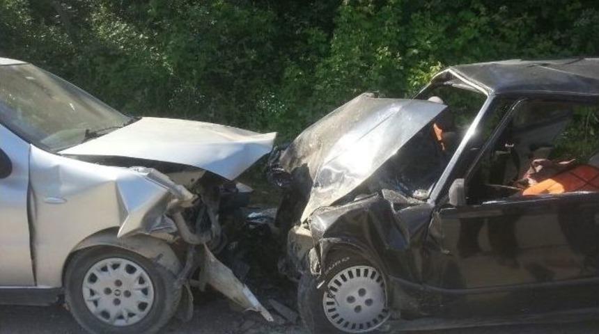 D&uuml;zce&rsquo;de Otomobiller Kafa Kafaya &Ccedil;arpıştı: 1 &Ouml;l&uuml;, 4 Yaralı