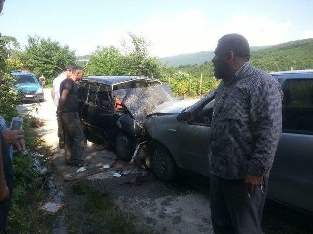 Düzce’de Otomobiller Kafa Kafaya Çarpıştı: 1 Ölü, 4 Yaralı