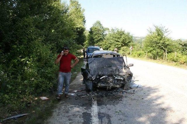 Düzce’de Otomobiller Kafa Kafaya Çarpıştı: 1 Ölü, 4 Yaralı