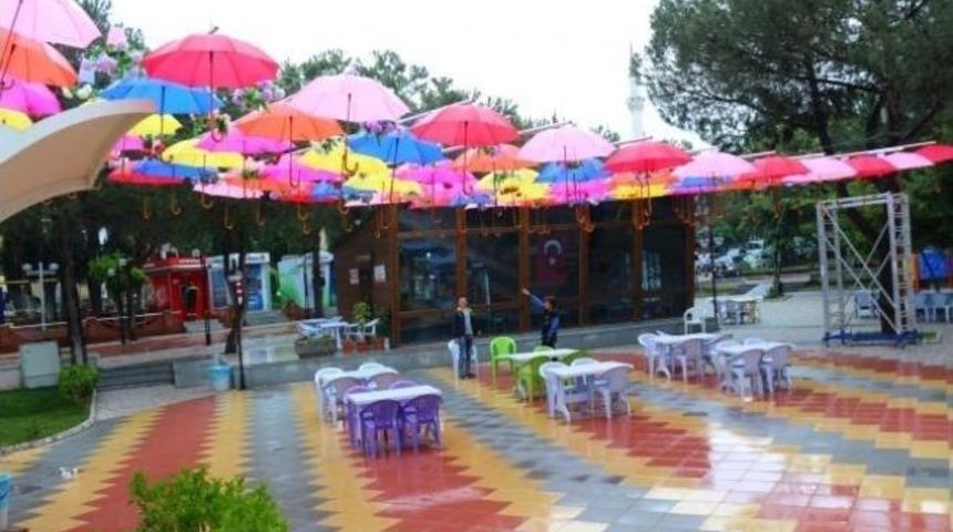 G&ouml;rdes&rsquo;te Şemsiyeli Park İlgi Odağı Oldu