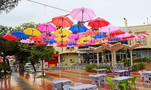 Gördes’te Şemsiyeli Park İlgi Odağı Oldu