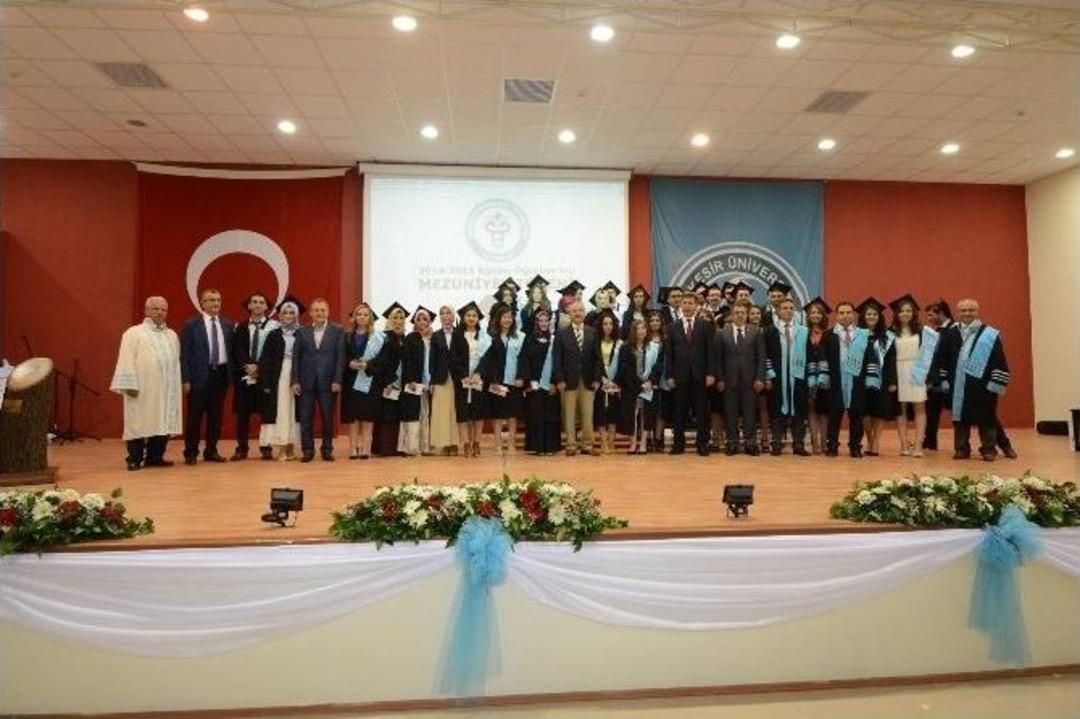 Başkan Uğur Tıp Fak&uuml;ltesinin İlk Mezuniyet T&ouml;renine Katıldı