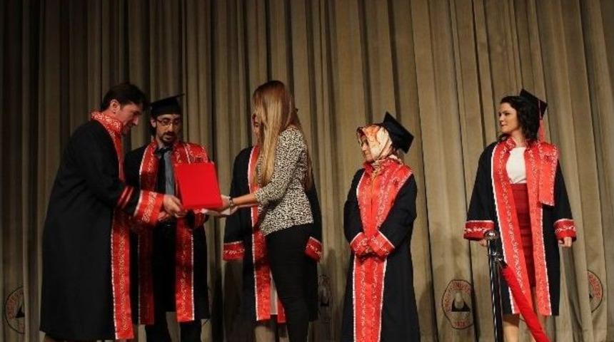 Er&uuml; Edebiyat Fak&uuml;ltesi&rsquo;nde Mezuniyet Sevinci