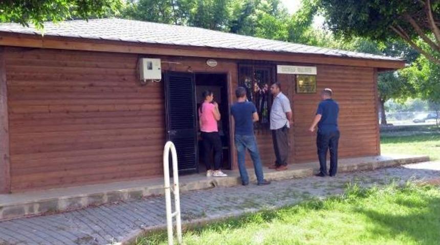 Okuma Salonundaki T&uuml;rk Bayrağını &Ccedil;aldılar