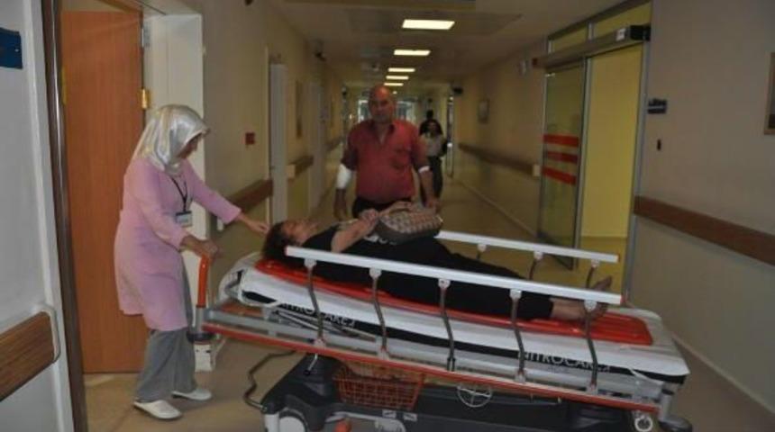 Sunta Y&uuml;kl&uuml; Kamyon Yola Devrildi: 2 Yaralı