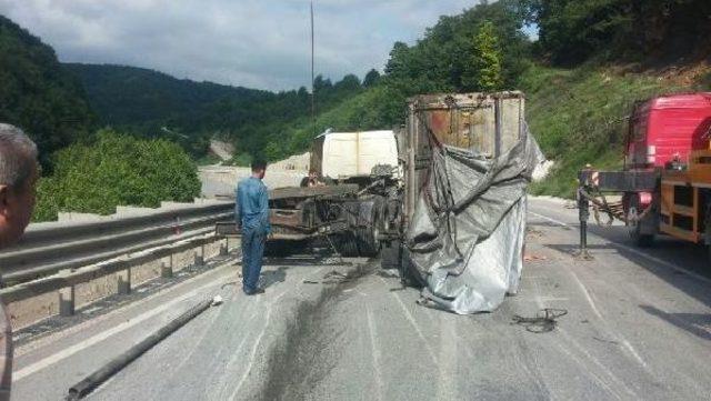 Sunta Yüklü Kamyon Yola Devrildi: 2 Yaralı