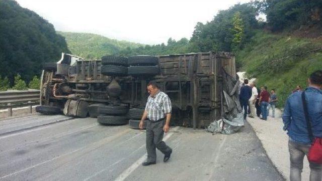 Sunta Yüklü Kamyon Yola Devrildi: 2 Yaralı