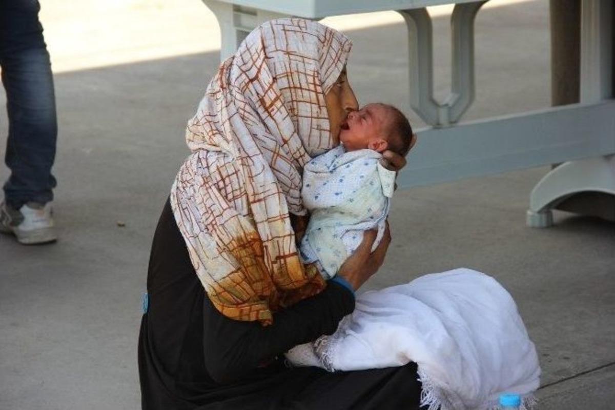 Sınırdan Ge&ccedil;işleri S&uuml;ren Suriyelilere Yiyecek Dağıtılıyor