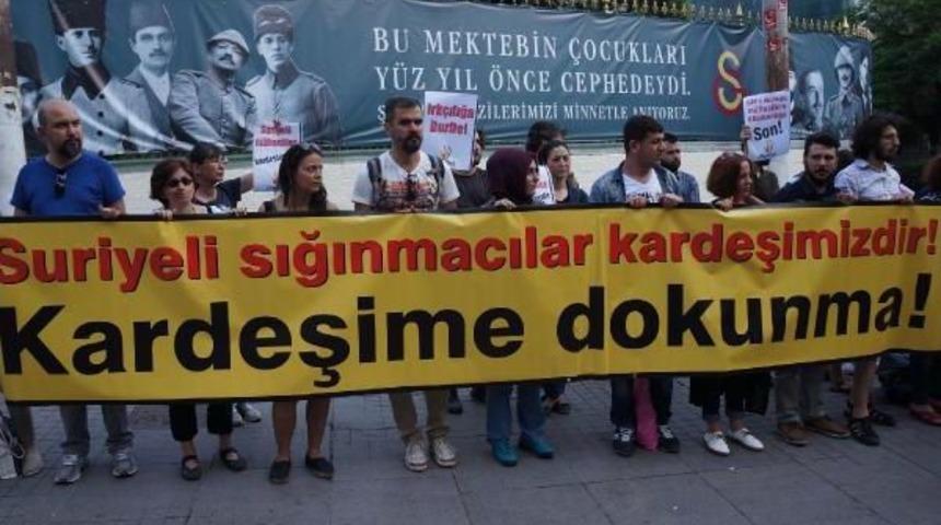 Beyoğlu'nda "suriyelilere Sınır Kapıları A&ccedil;ılsın" Eylemi