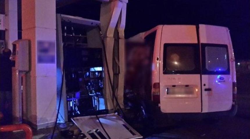 Yozgat&rsquo;ta Kırmızı Işık İhlali Yapan Minib&uuml;s Akaryakıt Pompasına &Ccedil;arparak Durabildi