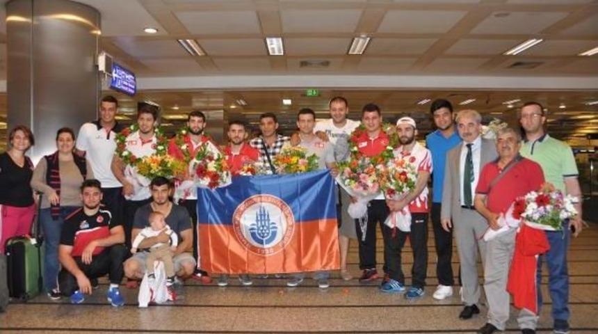 Grekoromenciler Madalyalarla D&ouml;nd&uuml;