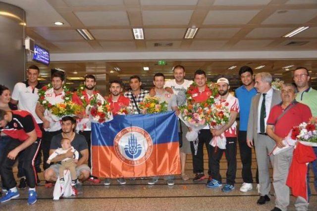 Grekoromenciler Madalyalarla Döndü 1