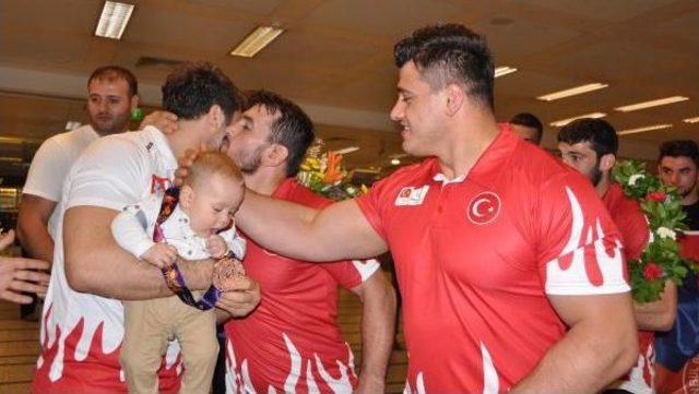 Grekoromenciler Madalyalarla Döndü 2