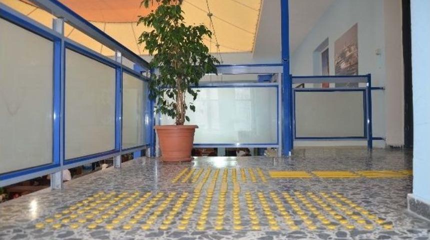 Kuşadası Belediyesi Hizmet Binası&rsquo;nda Engelliler İ&ccedil;in D&uuml;zenleme