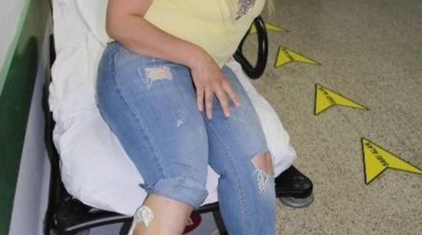 K&ouml;peklerin Saldırısına Uğrayan Kadın Hastanelik Oldu