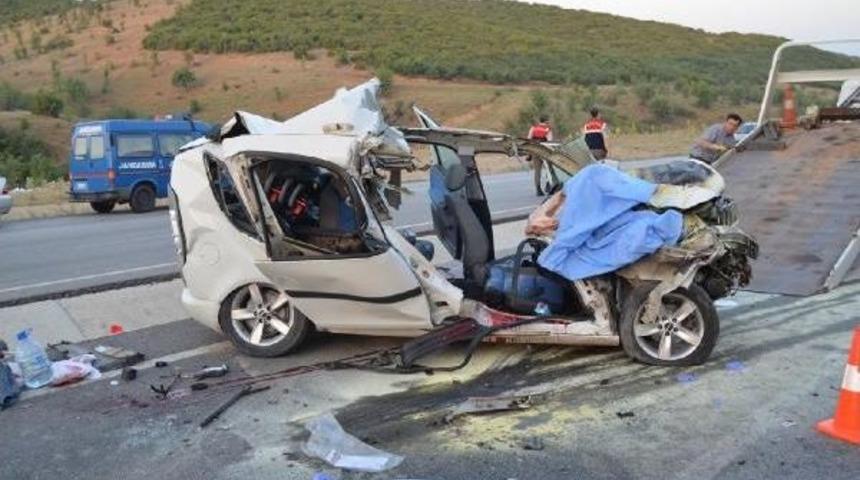 Otomobil Kamyona &Ccedil;arptı: 1'i Bebek 3 &Ouml;l&uuml;, 4 Ağır Yaralı