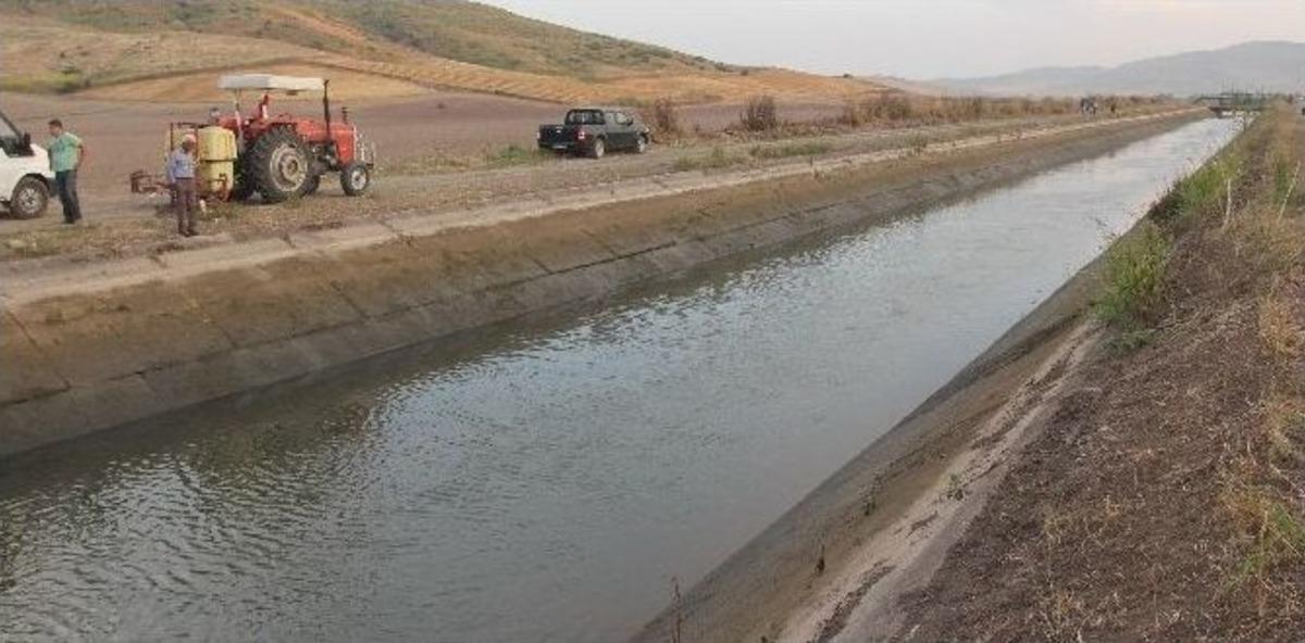 Sulama Kanalına D&uuml;şen Baba Bulundu, Oğlu Aranıyor