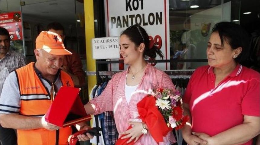 K&uuml;&ccedil;&uuml;k&ccedil;ekmece&rsquo;de Temizlik İş&ccedil;isine Esnaftan Plaket