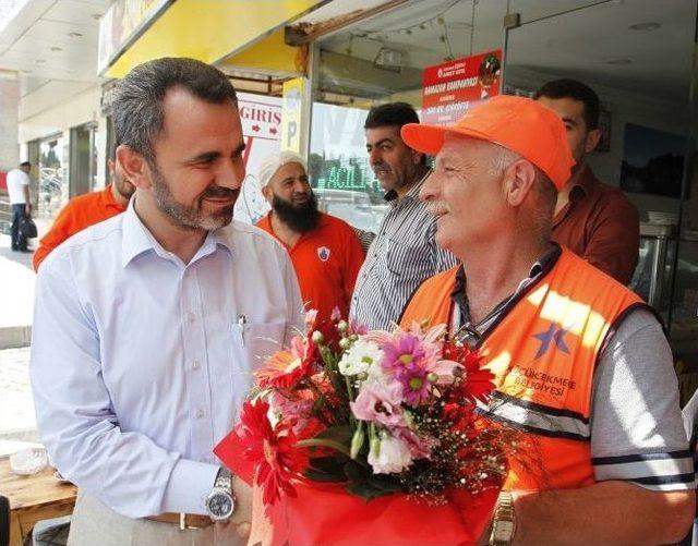 K&uuml;&ccedil;&uuml;k&ccedil;ekmece&rsquo;de Temizlik İş&ccedil;isine Esnaftan Plaket 1