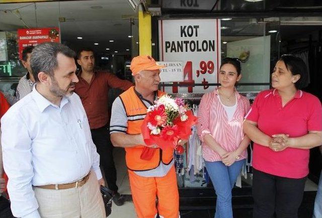 K&uuml;&ccedil;&uuml;k&ccedil;ekmece&rsquo;de Temizlik İş&ccedil;isine Esnaftan Plaket 2