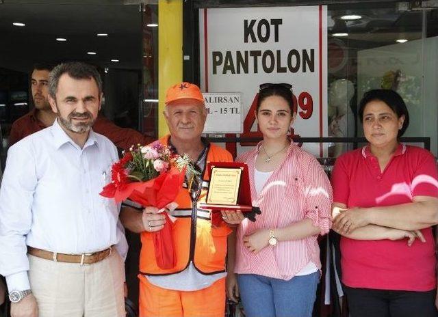 K&uuml;&ccedil;&uuml;k&ccedil;ekmece&rsquo;de Temizlik İş&ccedil;isine Esnaftan Plaket 3