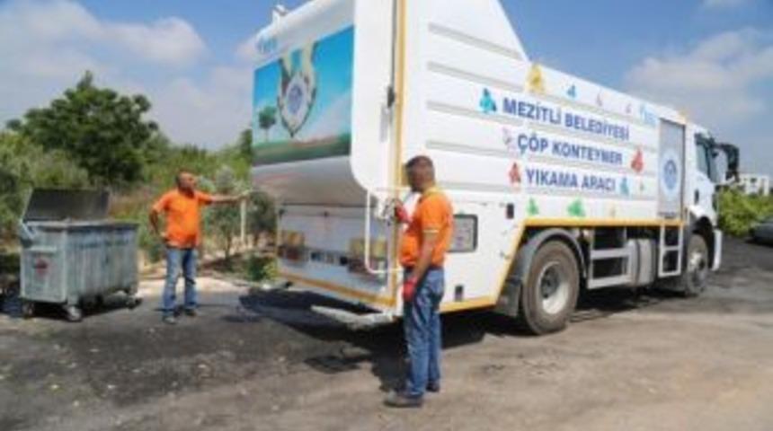 Mezitli&rsquo;de &Ccedil;&ouml;p Konteynerleri Yıkanıyor