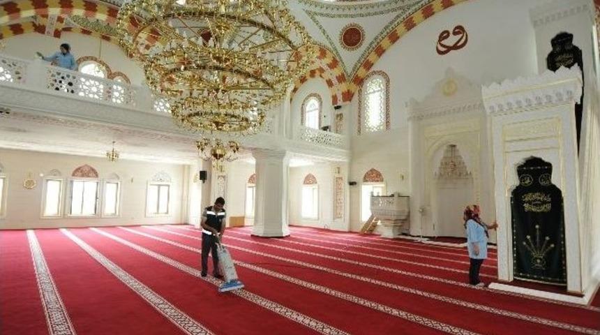 T&uuml;m İbadethaneler Ramazan&rsquo;a &Ouml;zel G&uuml;l Kokuyor