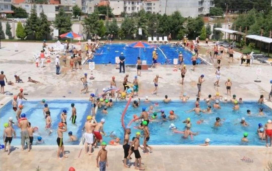 Saruhanlı&rsquo;da &Ouml;ğrenciler Karne Sevincini Havuzda Kutladı