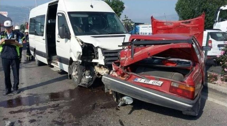 Otomobil İle Minib&uuml;s &Ccedil;arpıştı: 2 Yaralı
