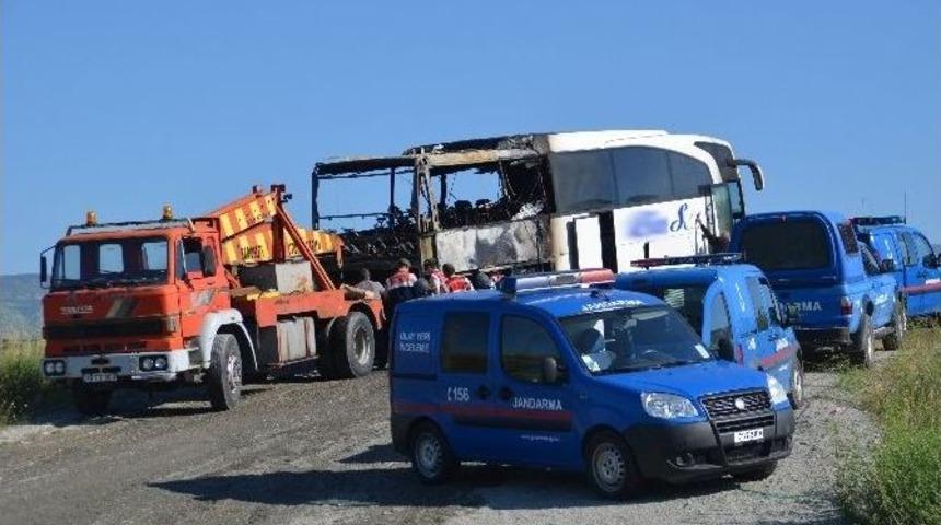 Seyir Halindeki Otob&uuml;s Alev Alev Yandı
