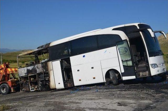 Seyir Halindeki Otobüs Alev Alev Yandı