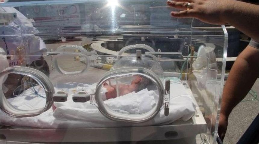 Minik İkizler İ&ccedil;in Ambulans Helikopter Havalandı