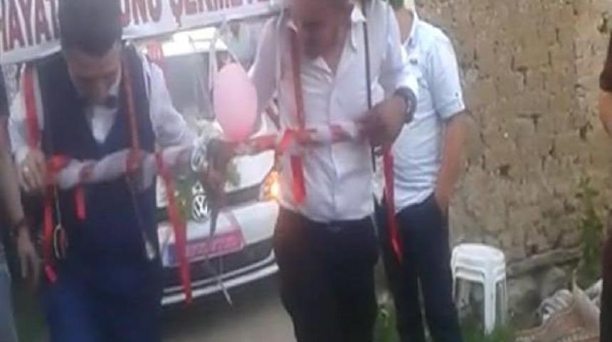 Damat Ve Sağdı&ccedil; Boyunduruk Taktı Gelin Aracını &Ccedil;ekti