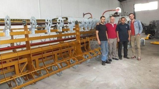 Burhaniyeli Makine Teknisyeni Ürettiği Tel Örme Makinelerini Dünyaya İhraç Ediyor