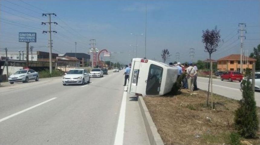 Minib&uuml;s Orta Ref&uuml;jde Yan Yattı