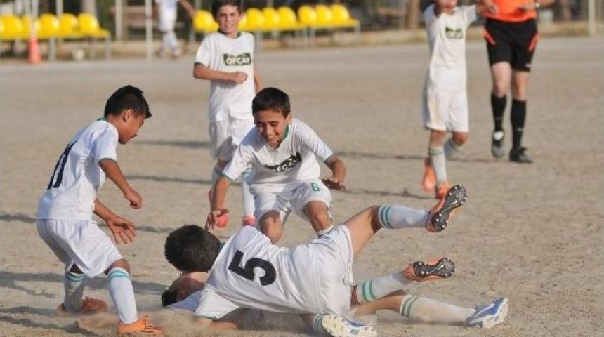 Toprak Sahada G&uuml;m&uuml;şordu Ve G&ouml;ztepe Şampiyonluğa Ulaştı