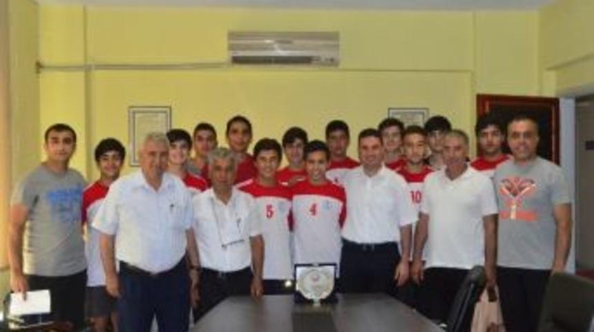 Ataşbak T&uuml;rkiye İkincisi Hentbolcuları Kabul Etti