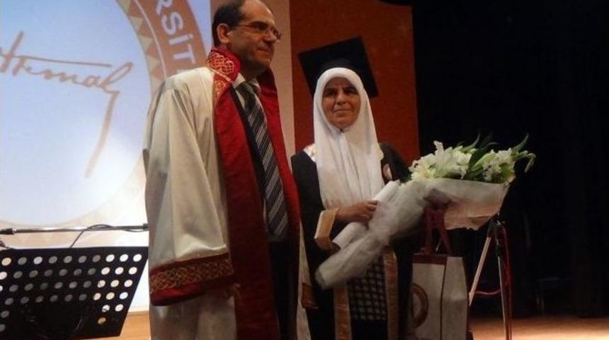 5 Kız Ve 2 Torun Sahibi Kadın &Uuml;&ccedil; &Uuml;niversite Bitirdi