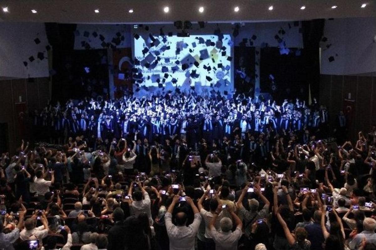 Mezuniyet T&ouml;reninde S&uuml;rpriz Evlilik Teklifi