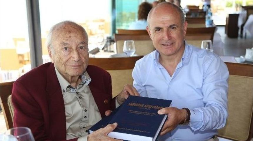 Başkan Akg&uuml;n, Yazar Hıfzı Topuz&rsquo;u Ağırladı