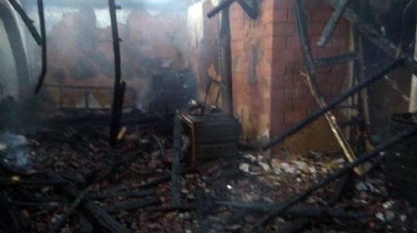 Ramazan I&ccedil;in Yufka A&ccedil;arlarken Evi Yaktılar