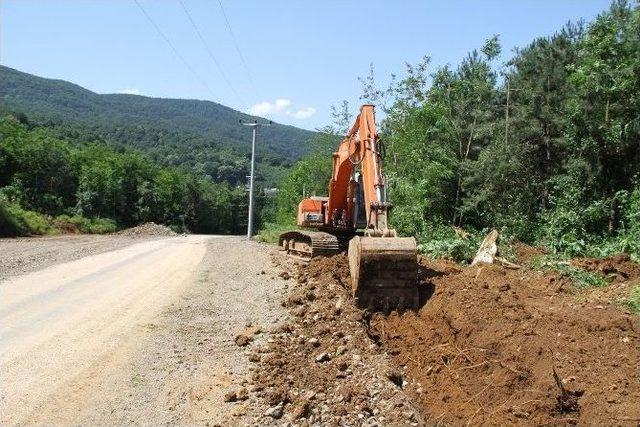 Akyazı’da Yol Genişletme Ve Alt Yapı Çalışmaları Devam Ediyor