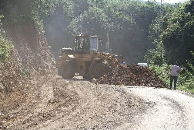 Akyazı’da Yol Genişletme Ve Alt Yapı Çalışmaları Devam Ediyor