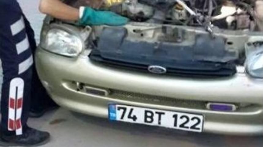 Otomobilin Motor Kısmına Sıkışan Kediyi İtfaiye Ekipleri Kurtardı
