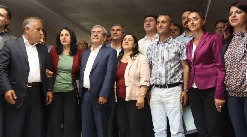 Hdp Diyarbakır Milletvekilleri Mazbatalarını Aldı