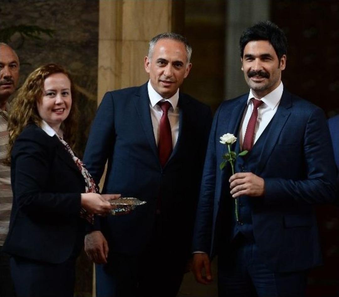 Eski Bakan Ala Ve &Uuml;nl&uuml; Sanat&ccedil;ı Işılak Meclis&rsquo;te Kaydını Yaptırdı