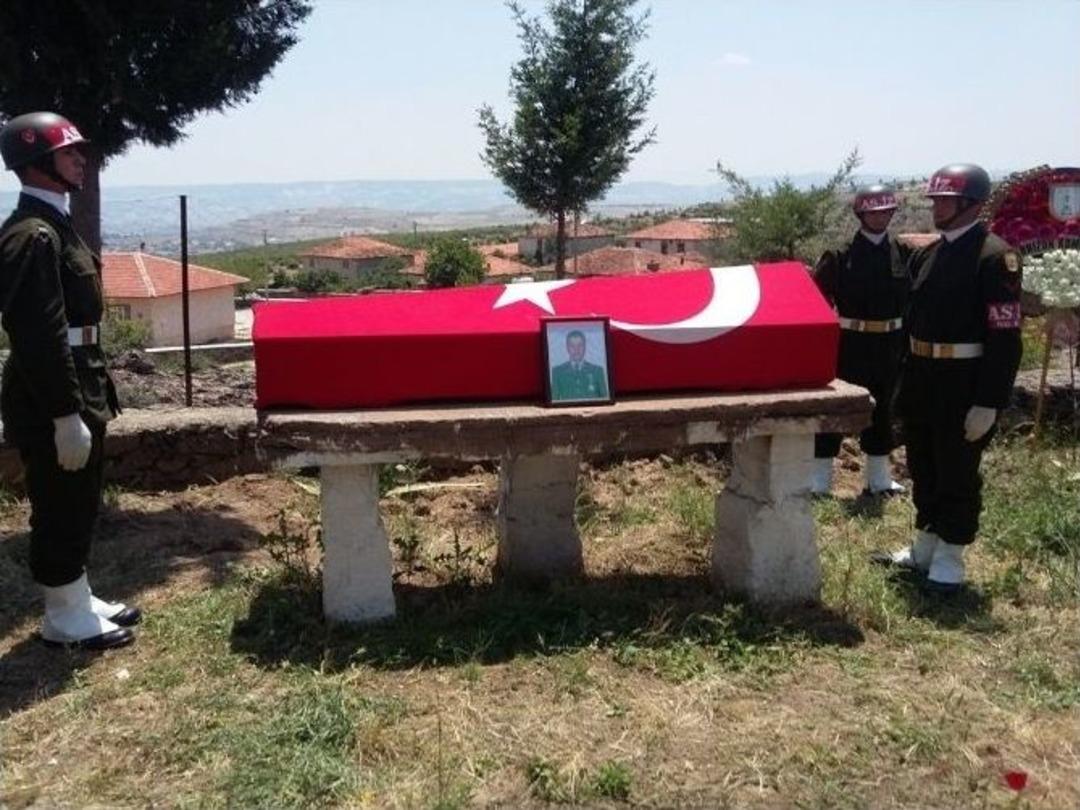 İntihar Eden Uzman &Ccedil;avuş Toprağa Verildi